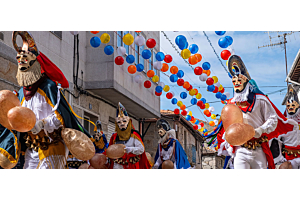 Ambiente de Feria de Abril : recrea la feria de Sevilla con vajilla colorida y accesorios andaluces