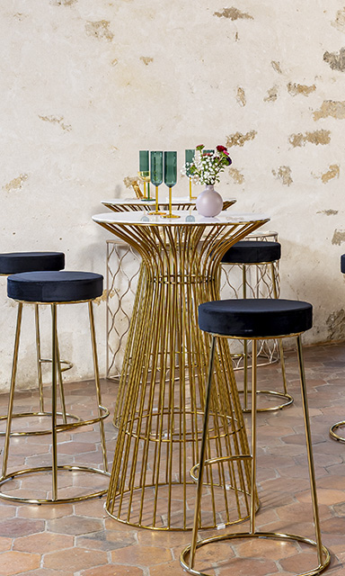 Cóctel con destellos dorados