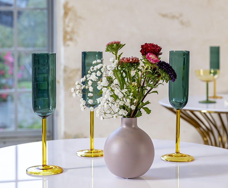 Cóctel con destellos dorados