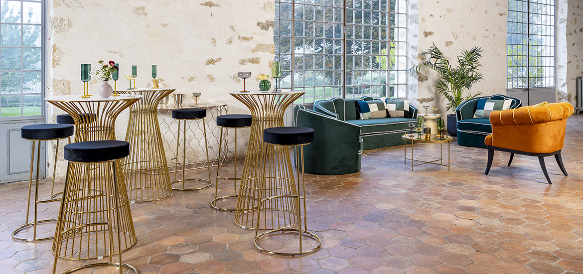 Cóctel con destellos dorados