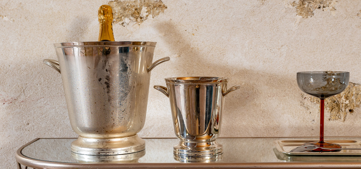 Cóctel con destellos dorados