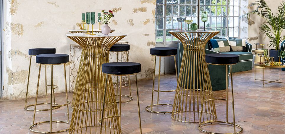 Cóctel con destellos dorados