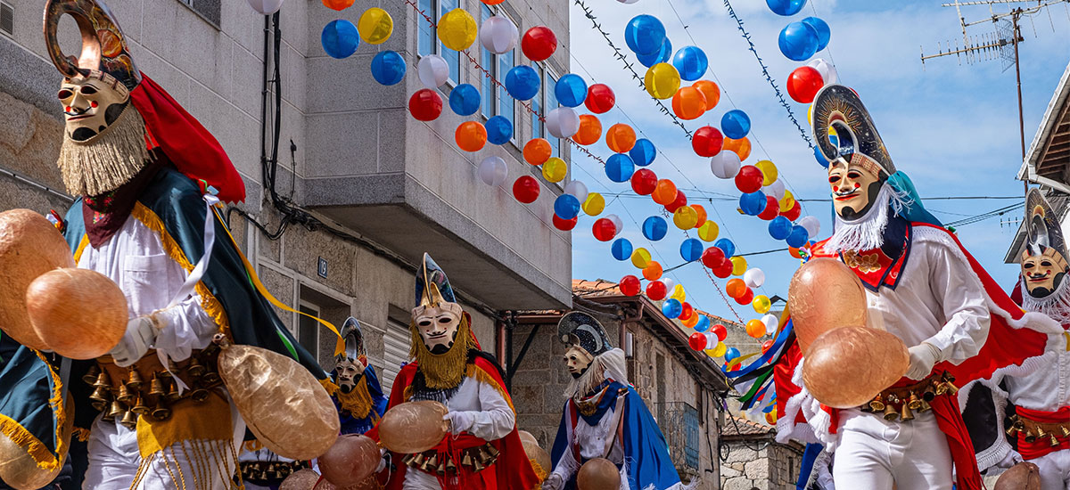 Ambiente de Feria de Abril : recrea la feria de Sevilla con vajilla colorida y accesorios andaluces
